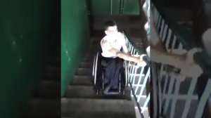 Как подняться на коляске, на пятый этаж без лифта?