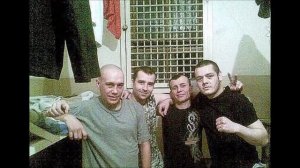 Тарелочка с дырочкой. Петух в тюрьме.