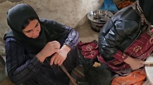 "Nomadic life in the embrace of nature: painting, baking bread and happy moments"