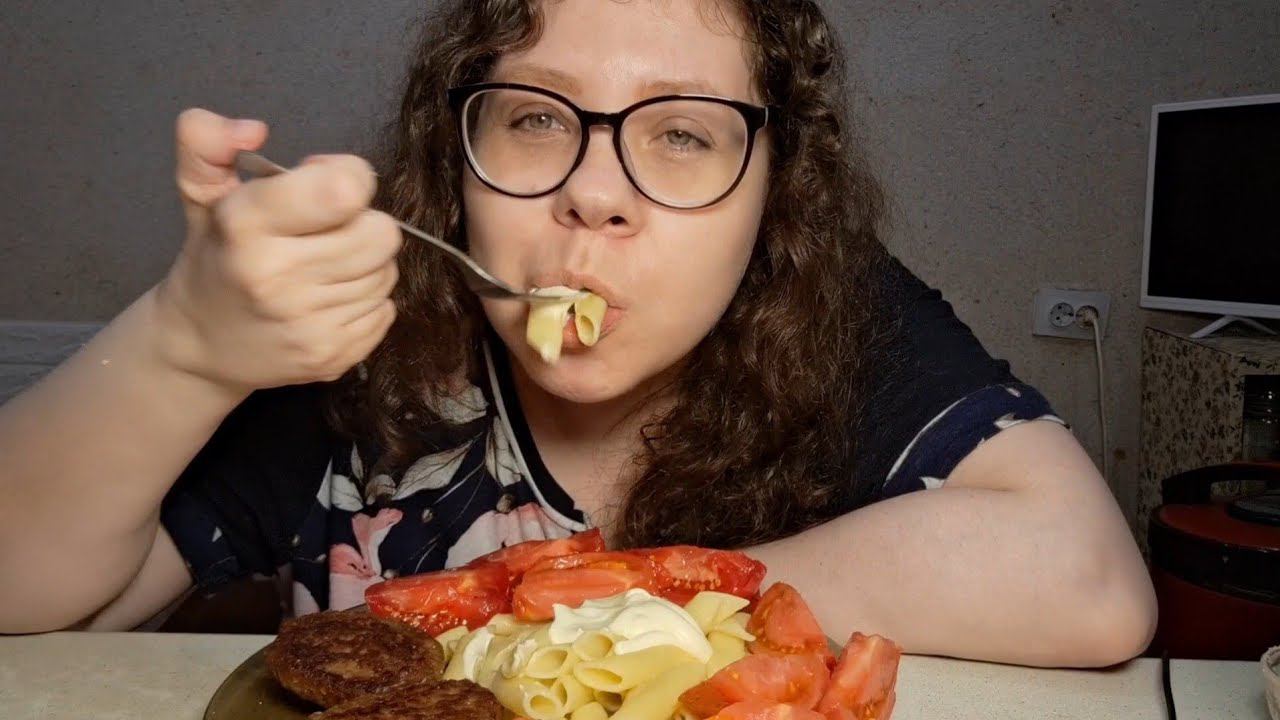 Мукбанг Макароны, Котлеты/Если вы их не видите, то это не значит, что их нет