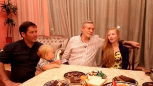 Дочка Александра Михайлова Алина исполняет песню в гостях у Исмагила Шангареева (Шарджа, ОАЭ)