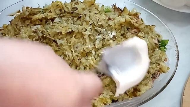 Этот салат СО ШПРОТАМИ станет хитом на вашем столе! До чего же вкусный салат! Улетает первым!