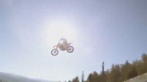 Прыжок в длину на мотоцикле с трамплина.
