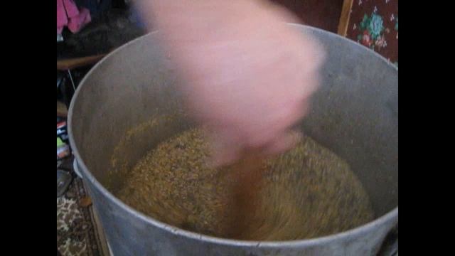 Подкормка для крольчат и кормящих самок.Процесс изготовления шариков из каши. смотреть онлайн