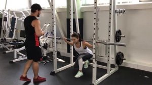 Приседание на одной ноге со штангой