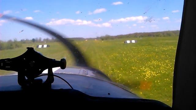 Самолет Cessna. Взлетаем с поля. Полет на малой высоте. смотреть онлайн
