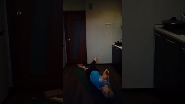 Комплекс скруток ласточка на полу от Любови Ярко, йога дома смотреть онлайн