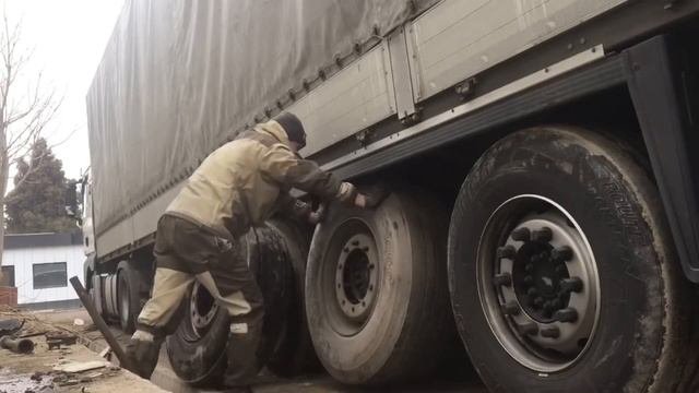 Замена колеса в полуприцепе #дальнобой #водительфуры #жизньдальнобойщика #фура
