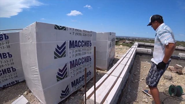 ЖИЗНЬ на стройке без УДОБСТВ. АРМИРОВАНИЕ первого ряда ГАЗОБЛОКА. Штробление. Закладка арматуры