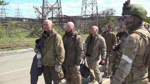 Украинские боевики на территории "Азовстали" все до единого сложили оружие и сдались в плен