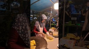 Паттайя: Тайская уличная еда из рук скромной девушки