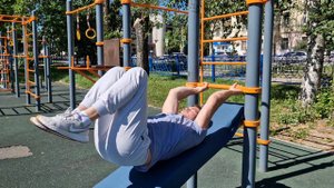 Хвост дракона или флаг дракона на наклонной скамье.mp4