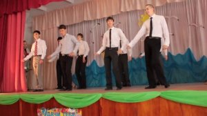 Танец мальчиков на выпускном!
