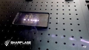 Лазерная гравировка на карбоновой крышке для телефона