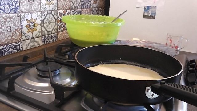 Готовим классические блины на молоке смотреть онлайн