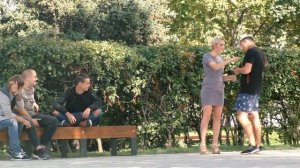 Девушка жостко доминирует/пранк (реакцыя людей)