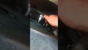 Снятие натяжного ролика с демпфером, без перевода в сервисное положение AUDI A6 C5 2.4 ALF