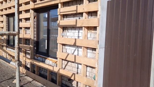 Установка деревянного каркаса, по фасаду кирпичного здания под утепление 125мм.
