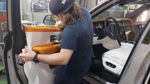 Снятие передней карты двери Rolls-Royce Cullinan