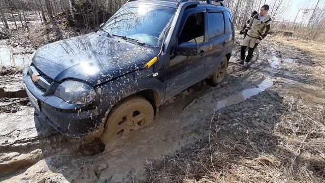 Переносная лебёдка СТОКРАТ в действии / тест лебедки / вытаскиваем ниву