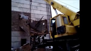 АВТОКРАН поднимает крупногабаритный груз