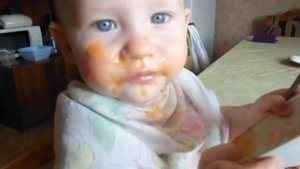 УЧИМСЯ КУШАТЬ САМОСТОЯТЕЛЬНО. ЕДЯТ ДЕТИ. КАК НАУЧИТЬ РЕБЕНКА ЕСТЬ САМОМУ