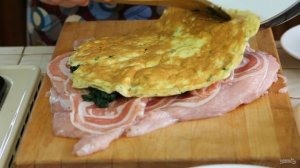 Рулет из индейки со шпинатом и яйцом