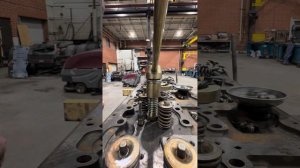Volvo d13 замена маслосъемных колпачков.  Volvo d13 replace valve stem seals
