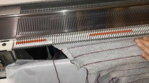 Вяжем стильный платок-бактус на вязальной машине.