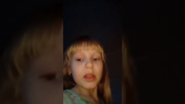 малышка поет и снимает себя на камеру) смотреть онлайн