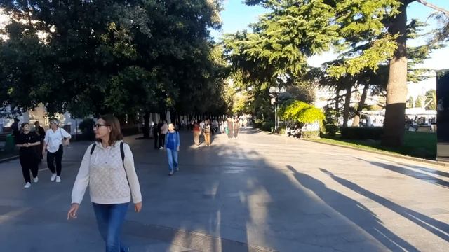 ОШАЛЕТЬ - Ялта просто деревня! Показываю всю правду, рынки, набережные, жилье, пляжи, вообще все.