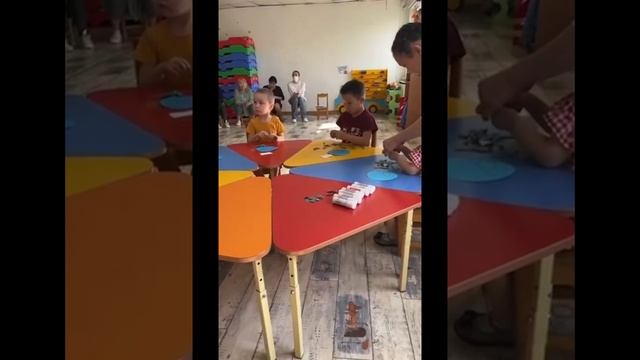 Воспитатель Надежда Дмитриевна Рожина проводит занятие по худ-эст развитию во второй младшей группе смотреть онлайн