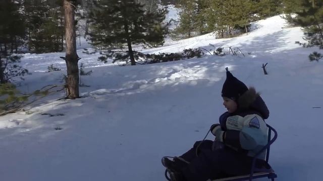 Видео для детей Катание с горки на  санках  ледянке Driving from a hill on a sledge to an ice-boat