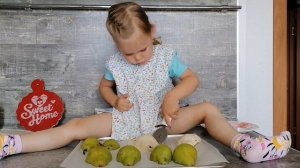 Готовим с детьми. Десерт из груш с мороженым. Рецепт