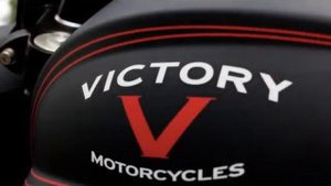 Стильный тяжелый мотоцикл Victory Hard Ball лидер стаи