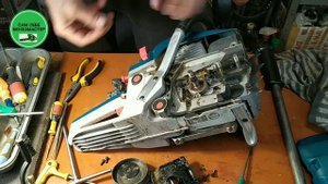 Устанавливаем сапун масляного бачка на бензопилу.