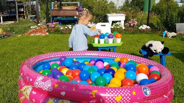 КОНКУРСЫ С ШАРИКАМИ ИЗ СУХОГО БАССЕЙНА. Часть 5-я. А Вы с нами!Ребенок на даче. Чем занять ребенка? смотреть онлайн