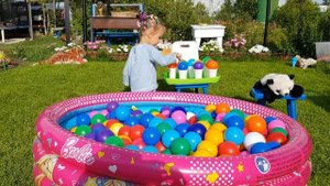 КОНКУРСЫ С ШАРИКАМИ ИЗ СУХОГО БАССЕЙНА. Часть 5-я. А Вы с нами!Ребенок на даче. Чем занять ребенка?