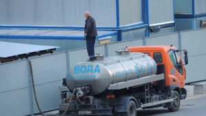 Как привозят воду на стройку видео