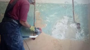 Как зачистить старую краску на стене