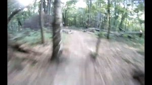 Падение на большой скорости с велосипеда в лесу