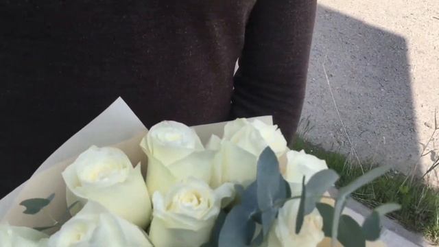 Букет из Белых роз Эквадор с эвкалиптом Бархат