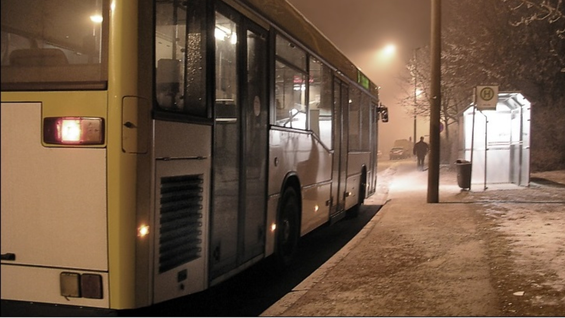 Какой автобус уехал. Автобус фото. Зимний автобус. Автобус ночью. Маршрутка зимой.