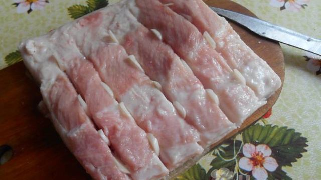Рулет из тонкого сала с чесноком