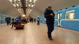 Станция Заельцовская - час пик / Novosibirsk subway