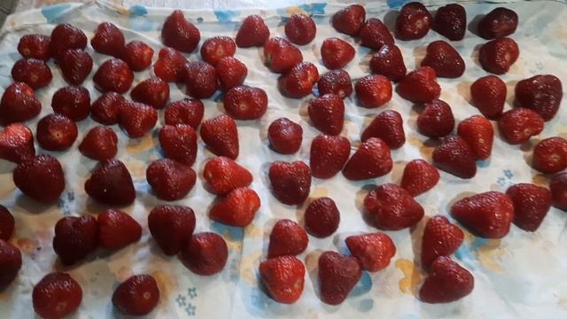 04.06.2022 Клубничный день часть1// Варенье из клубники// Клубничные чипсы// Ужин смотреть онлайн