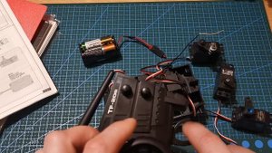 как работает передатчик Reverse mixer pro и серва заднего хода.