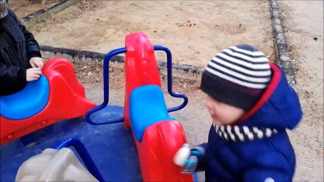 ИГРАЕМ В ПЕСОЧНИЦЕ КАТАЕМСЯ НА КАЧЕЛИ ИГРАЕМ МАШИНКИ МОЛНИЯ МАКВИН И ЕГО ДРУЗЬЯ.