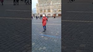 Вызывающий танец девушки на красной площади