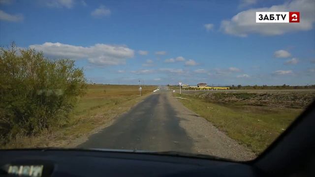 В Старой Куке ученики вынуждены ходить в школу по недостроенному мосту смотреть онлайн